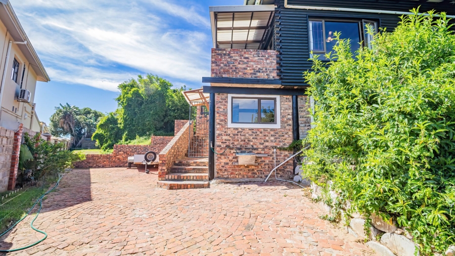 5 Bedroom Property for Sale in Lovemore Park Eastern Cape